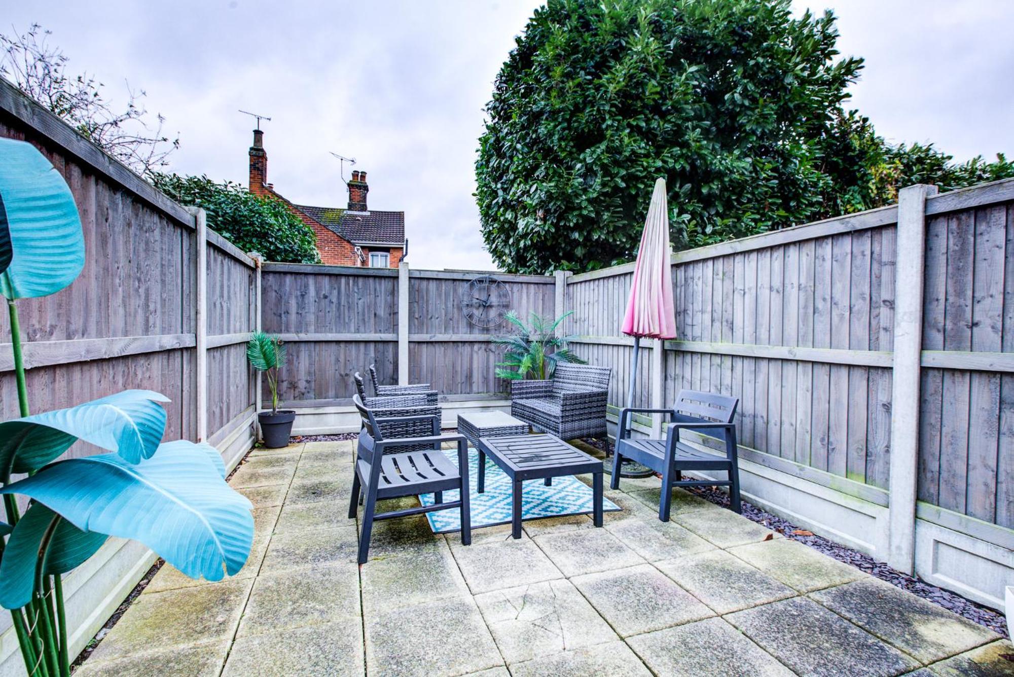 'Number 11' Central Colchester - Super Convenient 2 X Double Bed 1 X Single Bed Cottage Plus Office & Garden, 8 Min Walk Nth Station & Town Ctr, 2 Min Walk Local Shops & Restaurants מראה חיצוני תמונה